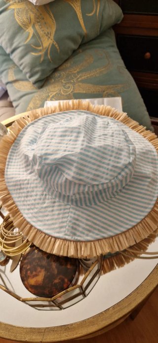 Sombrero de rayas . De verano. Es seper mono