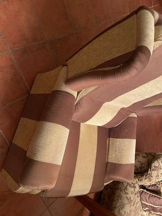 Sofá de tres plazas con base de madera