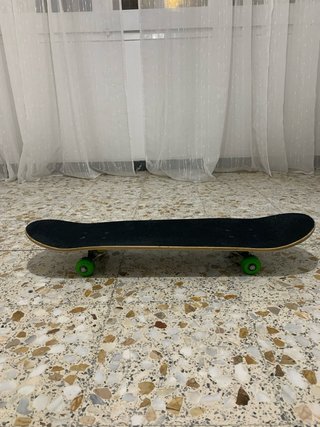 Skateboard con Ruedas Verdes