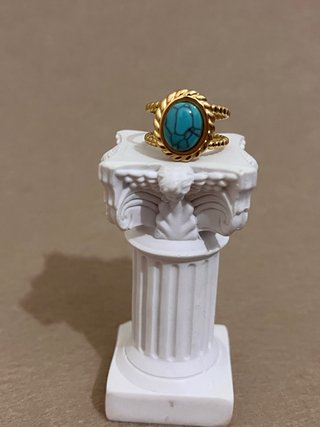 Anillo Dorado con Piedra Turquesa