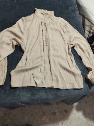 Camisa Beige con Detalle de Volantes