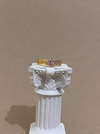 Anillo Dorado con Piedra Central