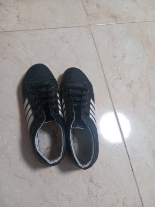 Zapatillas Adidas Negras y Blancas