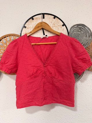 Blusa Roja con Detalle de Bordado