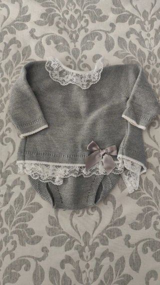 Conjunto Bebé Gris con Encaje 6-9 Meses
