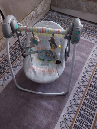Balancín para bebé con juguetes colgantes
