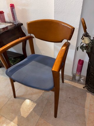 Silla de madera clásica con reposabrazos y asiento
