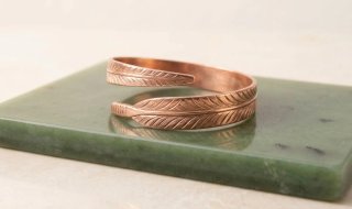 Pulsera de cobre con diseño de pluma