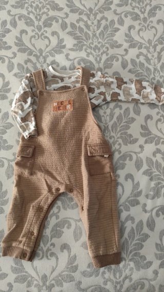 Peto Marrón con Camiseta Talla 12m
