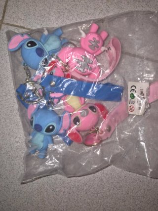 Set de 4 Llaveros Lilo y Stitch 8 euros Hay 15
