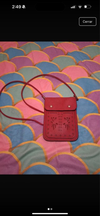 Bolso bandolera rojo con detalles troquelados