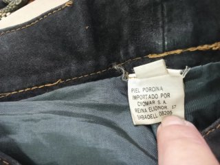 Pantalón de cuero negro