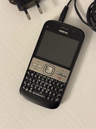 Nokia E5 Libre + Cargador