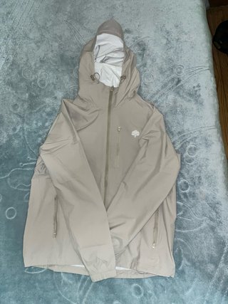 Cortavientos impermeable beis con capucha