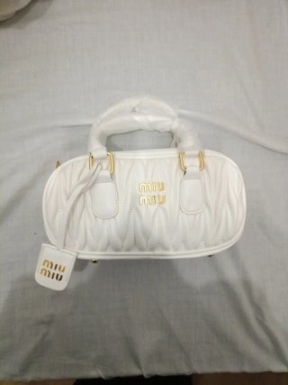 Bolso Blanco con detalles dorados
