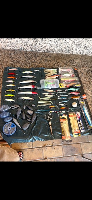 Lote de accesorios ,señuelos de pesca ,cañas..