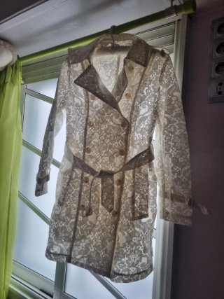 Gabardina de encaje blanca