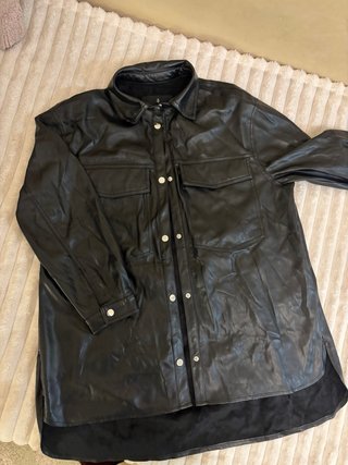 Camisa efecto piel negra Stradivarius