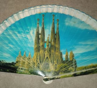 2 Abanicos Sagrada Familia Barcelona de madera.
