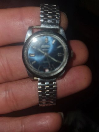Reloj de mujer plateado con esfera azul