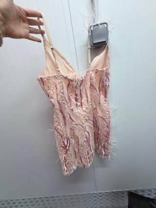 Vestido corto con lentejuelas y plumas