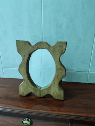 Espejo de mesa con marco de madera