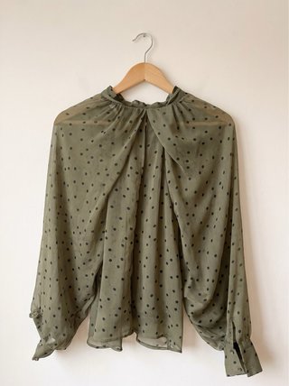 Blusa verde oliva con lunares