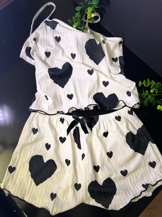 Pijama de dos piezas con estampado de corazones
