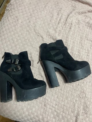 Botines Negros con Plataforma y Tacón