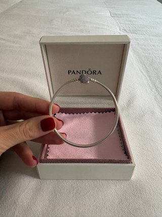 Pulsera Pandora rígida con 4 charms y caja.