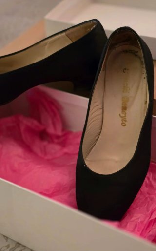 Zapatos de Raso Negros Conchi Beneito .Número 32 .