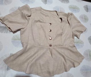 Blusa con volante en la cintura