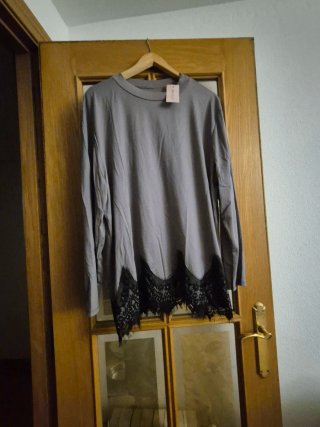Jersey Gris con Puntilla Negra 46/50 10 euros.