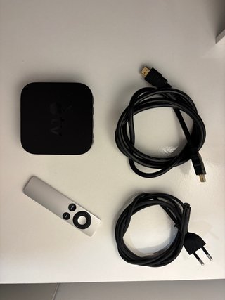Apple TV con mando y cables
