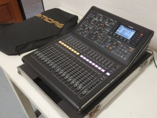 Mesa de mezclas Midas M32R con flightcase