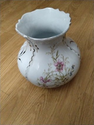 Vaso di porcellana bianco con fiori