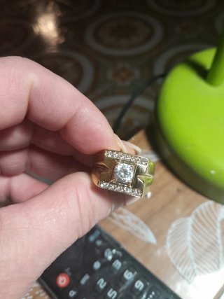 Sello Solitario Hombre Dorado para manos grandes.