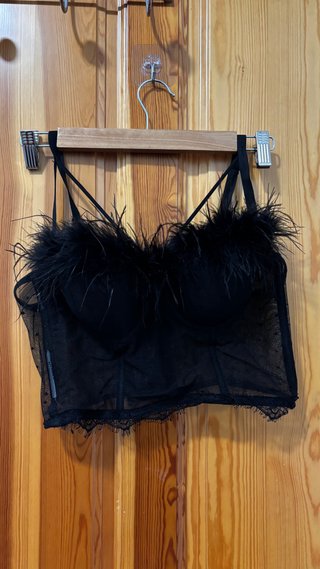 Blusa tipo corsé negra con plumas