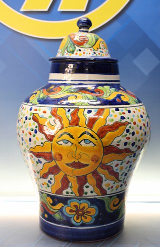 Grande vaso in ceramica artistica. M. Mora del Messico. Stile Talavera.