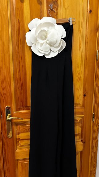 Vestido Negro con Flor Blanca