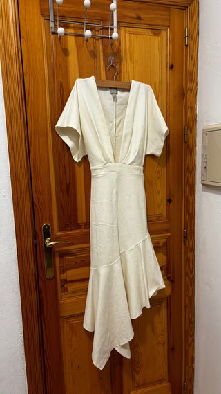 Vestido midi beige con bajo asimétrico