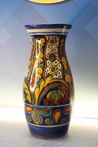 Vaso di ceramica artistica. Firmato Alba, fatto in Messico. Stile Talavera.