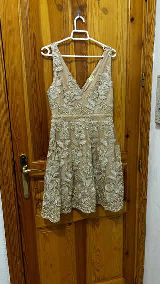 Vestido Beige con Bordados Florales