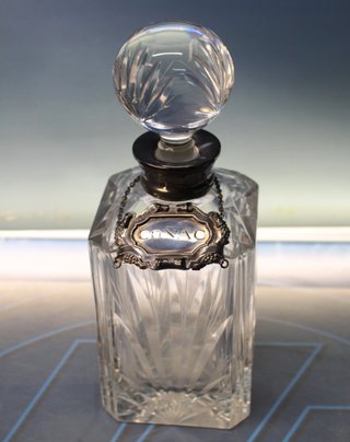 Bottiglia, liquoriera, decanter in vetro intagliato e argento "Cognac". Mid-century