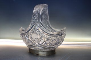 Cestino in cristallo di piombo intagliato con base in argento. Boemia.