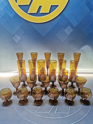 Set di bicchieri in cristallo, 28 tipi diversi (tubo, champagne, liquore..) ambra anni '70, decorazione cigno