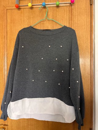 Camisa gris con detalles de perlas