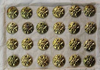 01. Antiguos botones metálicos dorados con flor en relieve.