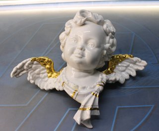 Ángel, cherubino in porcellana bianca e oro di López Moreno