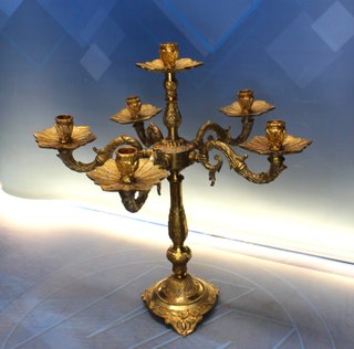 Candeliere, lampada da tavolo in bronzo o ottone dorato, 6 luci.